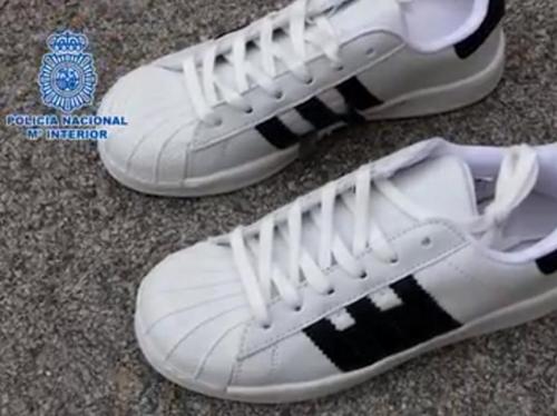 中國僑網(wǎng)圖為警方在該倉庫中查獲的假鞋樣板。(西班牙歐浪網(wǎng)圖片)