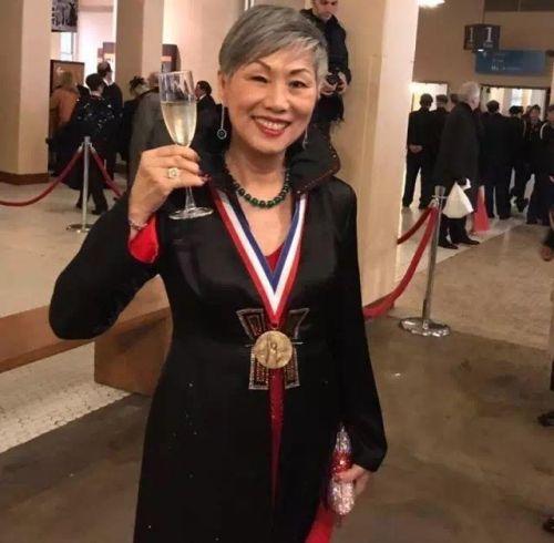 中國僑網(wǎng)施劉秀枝女士喜獲“埃利斯島杰出移民榮譽(yù)勛章”。(美國《僑報(bào)》/圣塔安納市寶爾博物館博物館供圖)