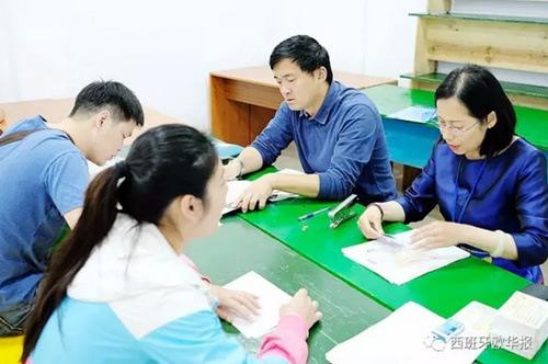 中國(guó)僑網(wǎng)朱健參贊現(xiàn)場(chǎng)辦公。(西班牙《歐華報(bào)》)