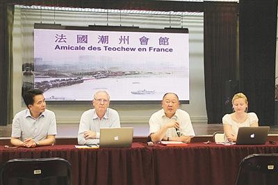 中國(guó)僑網(wǎng)右二為陳文雄。(《人民日?qǐng)?bào)海外版》/李永群 攝)