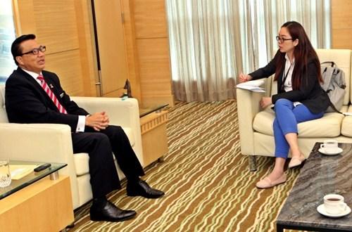 中國(guó)僑網(wǎng)廖中萊(左)接受記者訪問(wèn)。(馬來(lái)西亞《星洲日?qǐng)?bào)》)