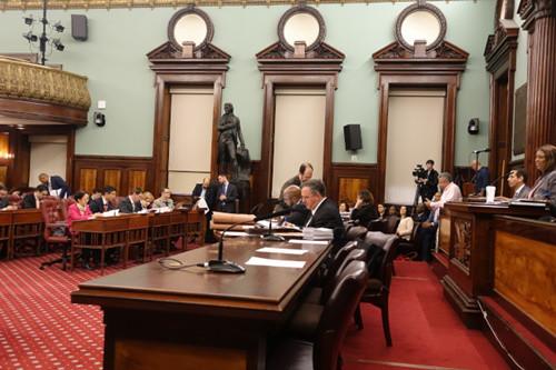 中國(guó)僑網(wǎng)紐約市議會(huì)投票通過2018財(cái)年預(yù)算。(美國(guó)《世界日?qǐng)?bào)》/金春香 攝)