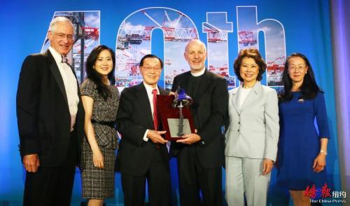 中國僑網(wǎng)圖為趙錫成在三個(gè)女兒的陪同下接受銀鐘獎(jiǎng)?lì)C獎(jiǎng)。(美國《僑報(bào)》/管黎明 攝)