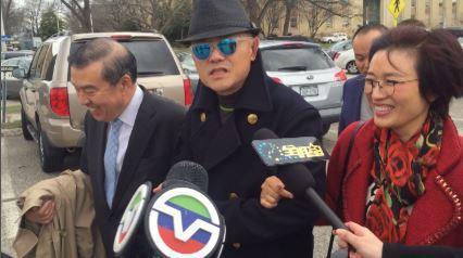 中國(guó)僑網(wǎng)資料圖:周立波在其太太胡潔與原律師莫虎的陪同下現(xiàn)身法庭。(美國(guó)中文網(wǎng))