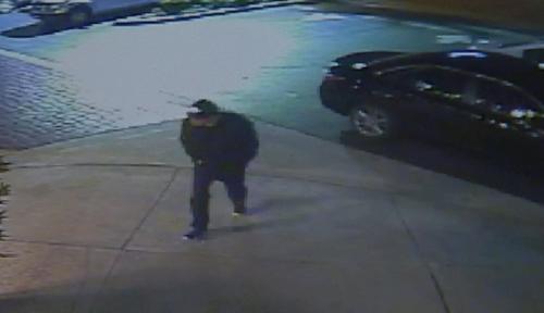 中國僑網搶匪走進酒店停車場(美國《世界日報》)