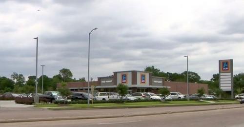 中國僑網(wǎng)女受害者認(rèn)為在購物后遭跟蹤。(美國《世界日?qǐng)?bào)》/陳開 攝)