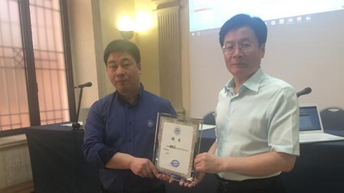 中國僑網(wǎng)圖為歐洲華商商學(xué)院執(zhí)行院長戴小璋為徐經(jīng)長(右一)頒發(fā)客座教授聘書。(法國《歐洲時報》/張碩 攝)