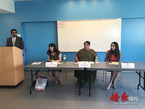 中國僑網(wǎng)紐約州府代表介紹州府保護移民項目。(紐約《僑報》/王伊琳 攝)