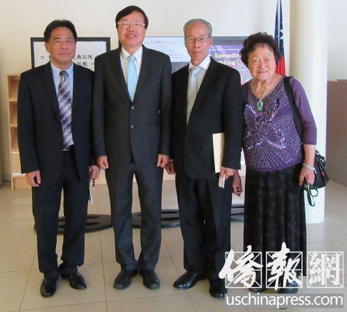 中國僑網(wǎng)羅省中華會館主席馬培道(右2)前來觀看抗日題材電影《揚子江風(fēng)云》。(美國《僑報》/翁羽 攝)