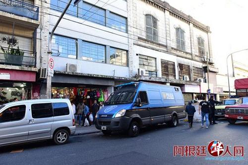 中國僑網(wǎng)超市門前(阿根廷華人網(wǎng))