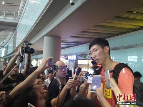 中國僑網(wǎng)圖為周琦接受采訪(資料圖)。中新網(wǎng)記者 尚虹波 攝