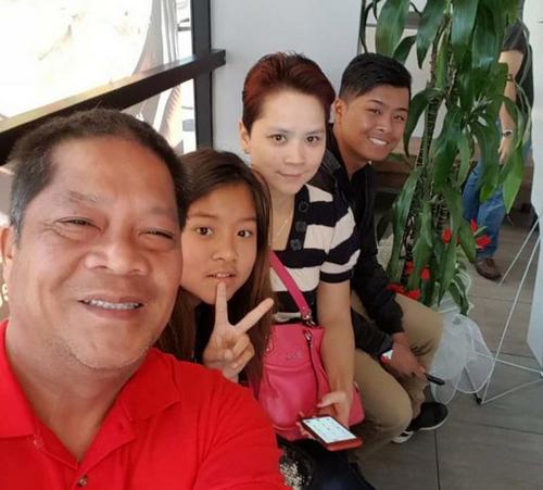 中國僑網(wǎng)圖為受害人生前與家人出游。(美國《世界日報(bào)》)