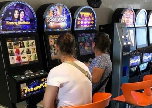 中國僑網(wǎng)圖為華人酒吧。(意大利《新歐洲僑報》)