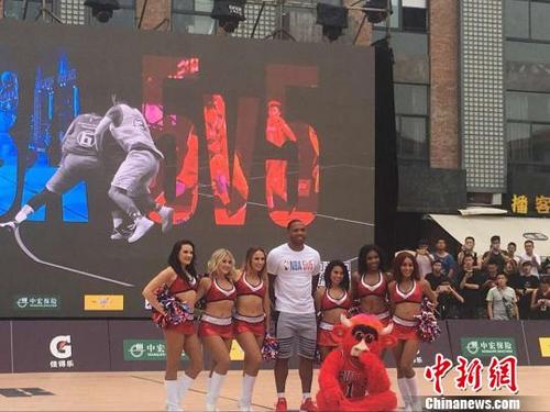 中國僑網(wǎng)埃里克·戈登為參賽球隊(duì)助威。 賀劭清 攝