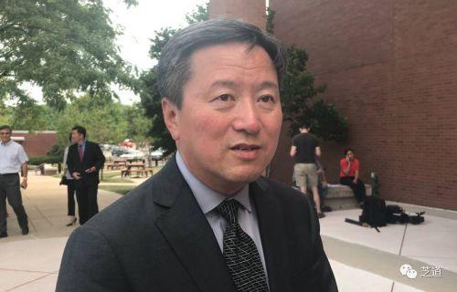 中國僑網(wǎng)王志東律師在法庭外接受僑報(bào)記者采訪。(美國《僑報(bào)》)