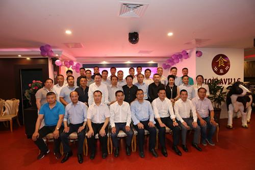 中國僑網(wǎng)旅法僑界代表與蓮都區(qū)政府代表團(tuán)在法國青田同鄉(xiāng)會主辦的座談會上合影。(法國《歐洲時報》/黃冠杰 攝)