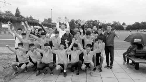 中國(guó)僑網(wǎng)回中小球員與施拉普納(中)合影