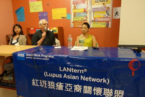 中國僑網(wǎng)洛克士醫(yī)師(中)講解紅斑狼瘡相關(guān)問題。(美國《世界日報(bào)》/金春香 攝)