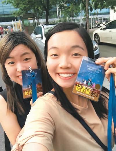 中國僑網(wǎng)黎諾瑤(左)林苑均(右)在前往采訪的路上。(照片由作者提供)