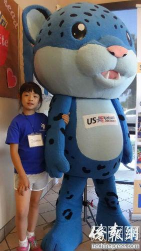 中國(guó)僑網(wǎng)Coolidge小學(xué)2年級(jí)學(xué)生彭家衣正在講述她和同學(xué)們“探索立方”的愉快經(jīng)歷。(美國(guó)《僑報(bào)》/高睿 攝)