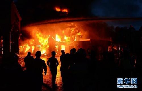 中國(guó)僑網(wǎng)這是7月14日在老撾首都萬(wàn)象三江國(guó)際商貿(mào)城拍攝的火災(zāi)現(xiàn)場(chǎng)。新華社發(fā)(劉艾倫 攝)