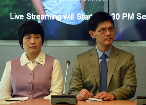 中國僑網(wǎng)美國聯(lián)邦政府雇員陳霞芬(左)和天普大學(xué)物理系臨時主任郗小星2015年9月15日在華盛頓的記者會上講話。(美國中文網(wǎng)/資料圖)