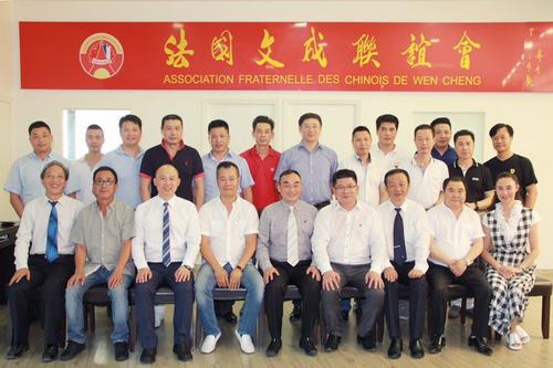 中國僑網(wǎng)圖片說明:法國文成聯(lián)誼會會長胡文華(前排左6)、中國致公黨四川省委辦公室主任楊成(前排左5)及部分與會成員合影。