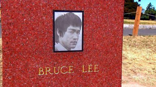 中國(guó)僑網(wǎng)位于西雅圖的李小龍墓地(美國(guó)《僑報(bào)》/KOMO 4電視臺(tái))