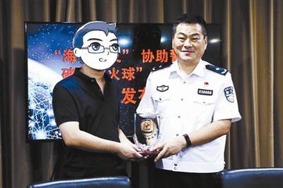 中國僑網(wǎng)海淀公安分局副局長趙磊砢給網(wǎng)友頒發(fā)杰出網(wǎng)友獎(jiǎng)杯