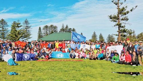 中國僑網(wǎng)健步行各校友會(huì)合影。(澳洲新快網(wǎng))