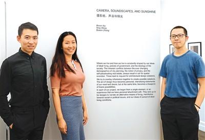 中國僑網(wǎng)圖為王寧(右)、謝瀕昕(中)和張博文在畫廊展廳內(nèi)。