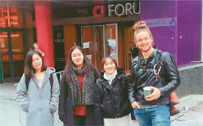 中國(guó)僑網(wǎng)王秀雅(左一)和同學(xué)在一起