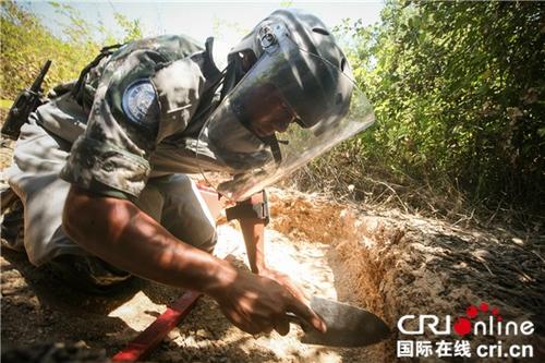 中國(guó)僑網(wǎng)中國(guó)赴黎維和軍人執(zhí)行掃雷任務(wù)現(xiàn)場(chǎng)(資料圖) 攝影:張一夫