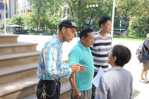 中國僑網(wǎng)陳倩雯與華裔外賣員交談了解情況。(美國《世界日報》/金春香 攝)