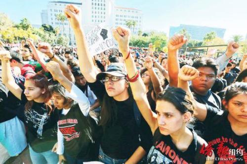 中國(guó)僑網(wǎng)特朗普的移民政策經(jīng)常成為民眾抗議的目標(biāo)。(紐約《僑報(bào)》資料圖)