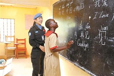 中國僑網(wǎng)陳燕在利比里亞。 (李進(jìn)雄 攝)