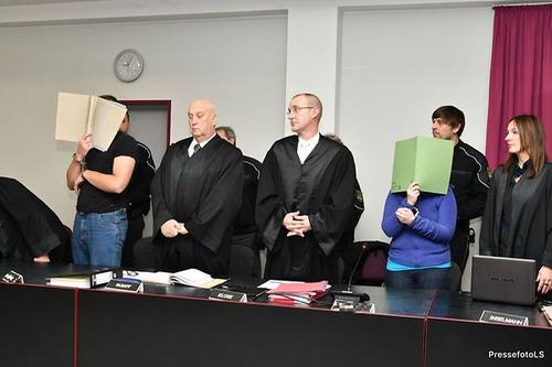 中國僑網(wǎng)被告人及其前女友在法院受審