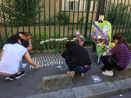 中國僑網(wǎng)張朝林遇難一周年之際,包括華人在內(nèi)的當(dāng)?shù)鼐用袂巴掳l(fā)地點(diǎn)祭奠。(法國《歐洲時(shí)報(bào)》/步瀟瀟 攝)