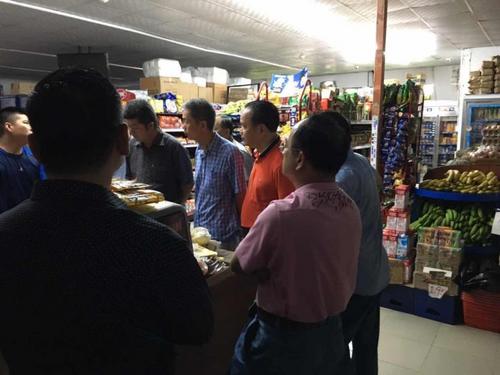 中國(guó)僑網(wǎng)楊領(lǐng)事一行慰問(wèn)死者家屬(巴拿馬拉美僑聲報(bào))