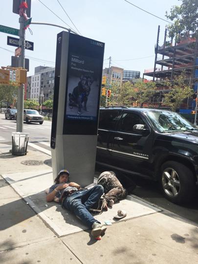 中國僑網(wǎng)LinkNYC被游民霸占,華埠民眾不勝厭煩。(美國《世界日?qǐng)?bào)》/俞姝含 攝)