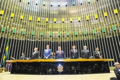 中國(guó)僑網(wǎng)圖為巴西中國(guó)議員陣線在巴西眾議院全會(huì)大廳舉行中國(guó)移民紀(jì)念活動(dòng)。 來(lái)源:新華社