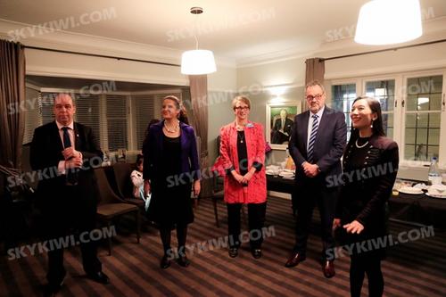 中國僑網(wǎng)國家黨北部南島地區(qū)華人會負(fù)責(zé)人齊慧芳主持活動(圖片均來自新西蘭天維網(wǎng))