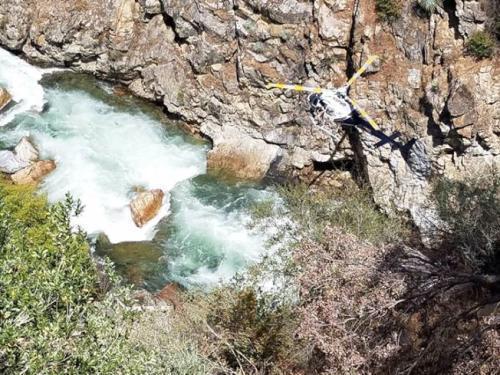 中國僑網(wǎng)資料圖:弗雷斯諾縣警方派出直升機(jī)在中國學(xué)生夫婦和泰國學(xué)生失蹤附近地區(qū)搜救。(弗雷斯諾縣警方提供)