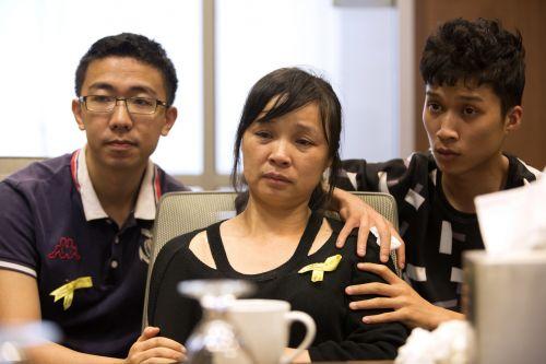 中國僑網(wǎng)章瑩穎的男友(左)媽媽(中)和弟弟(右)。(美國僑報(bào)網(wǎng)援引Chicago Tribune)