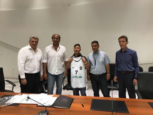 中國(guó)僑網(wǎng)帕奧克俱樂(lè)部向希臘中希友好華僑華人協(xié)會(huì)贈(zèng)送紀(jì)念球衣。(中希時(shí)報(bào))