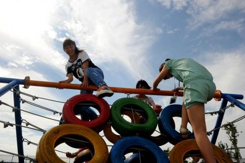 中國僑網(wǎng)資料圖:大陸學(xué)生在暑假進(jìn)行拓展訓(xùn)練。 新華社記者劉軍喜攝