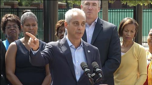 中國(guó)僑網(wǎng)芝加哥市長(zhǎng)伊曼紐(中)表示,芝加哥公立學(xué)校將繼續(xù)對(duì)所有夢(mèng)想生展開歡迎雙臂。(芝加哥市長(zhǎng)辦公室提供)