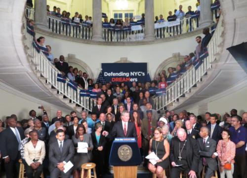 中國(guó)僑網(wǎng)紐約市長(zhǎng)白思豪(發(fā)言者)當(dāng)?shù)貢r(shí)間9月5日與眾多市府官員齊聚市政廳,對(duì)DACA受益者表示支持。(美國(guó)《世界日?qǐng)?bào)》/記者陳小寧 攝)