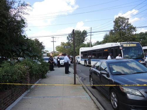 中國僑網(wǎng)警方封鎖事故現(xiàn)場。(美國《世界日報》/記者朱蕾 攝)