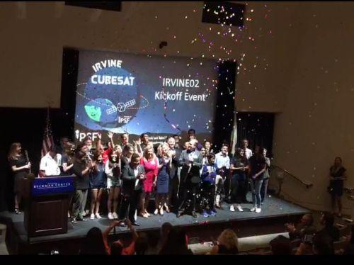 中國(guó)僑網(wǎng)9月6日,美國(guó)聯(lián)邦航空航天局支持指導(dǎo)下的爾灣高中生微型航天衛(wèi)星發(fā)射項(xiàng)目CubeSat - “爾灣2號(hào)衛(wèi)星”研發(fā)啟動(dòng)儀式隆重舉行。(美國(guó)《僑報(bào)》/圖片由學(xué)生家長(zhǎng)提供)